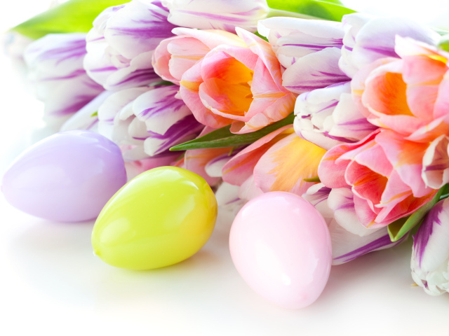 Разноцветные тюльпаны и крашеные яйца на праздник Пасха