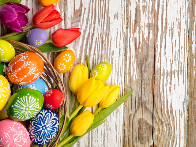 Крашеные яйца и тюльпаны на Пасху, фон для открытки