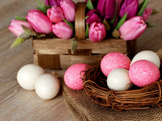 Крашеные яйца с корзиной розовых тюльпанов на Пасху