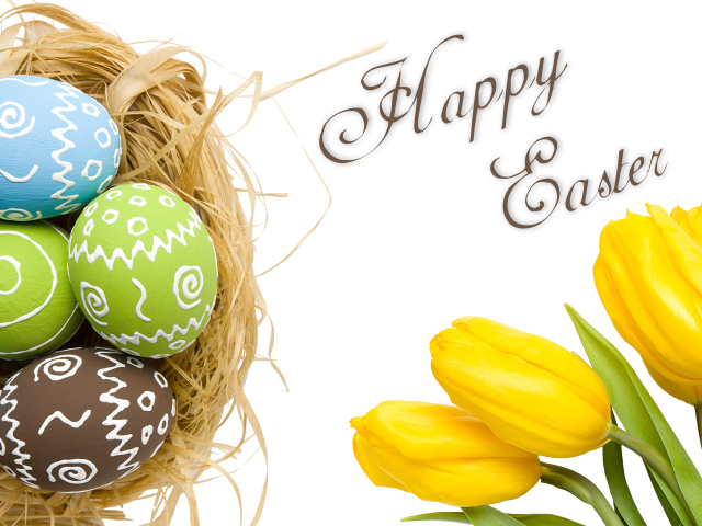 Желтые тюльпаны и крашеные яйца на Пасху