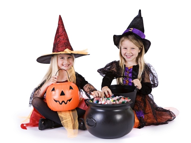 Две маленькие девочки в костюмах на Хэллоуин