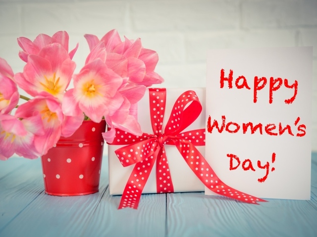 Букет розовых тюльпанов и подарок на Международный женский день 8 марта