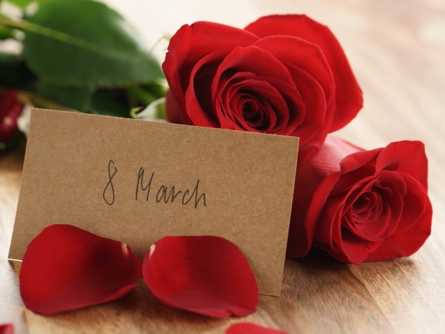 Красные розы и записка на Международный женский день 8 марта