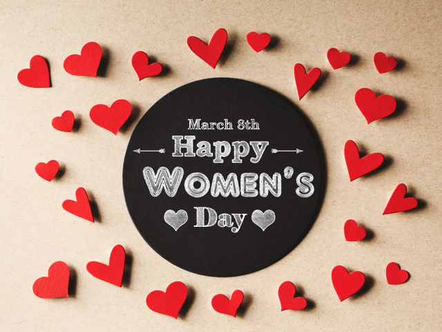 Белая надпись С Международным женским днем 8 марта на черном фоне