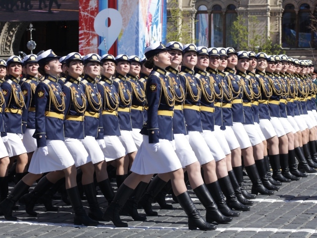 Девушки курсанты на военном параде ко Дню Победы, 9 мая