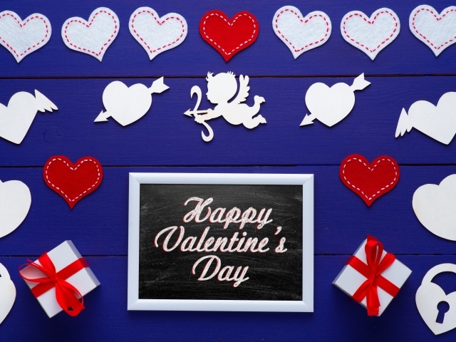 Подарки и сердечки на синем фоне на День Святого Валентина