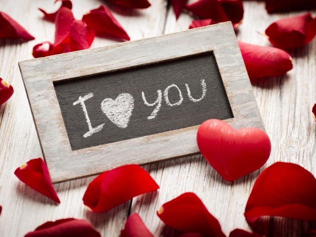 Деревянная рамка с лепестками роз и сердечком на День Святого Валентина