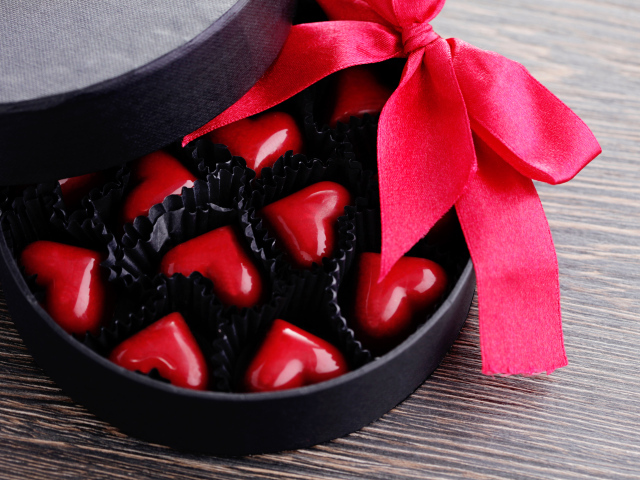 Коробка шоколадных конфет в форме сердца с красной лентой