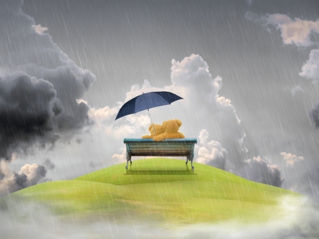 Влюбленные плюшевые мишки на лавке под дождем