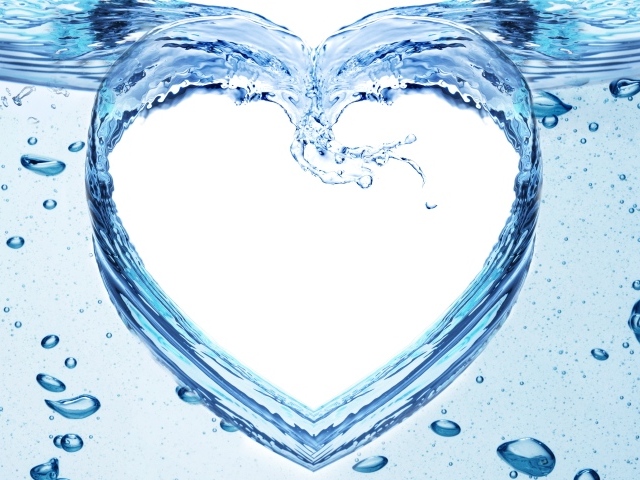 Сердце из воды на белом фоне