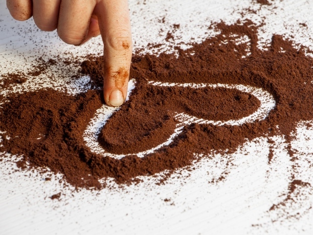 Сердце нарисовано на молотом кофе