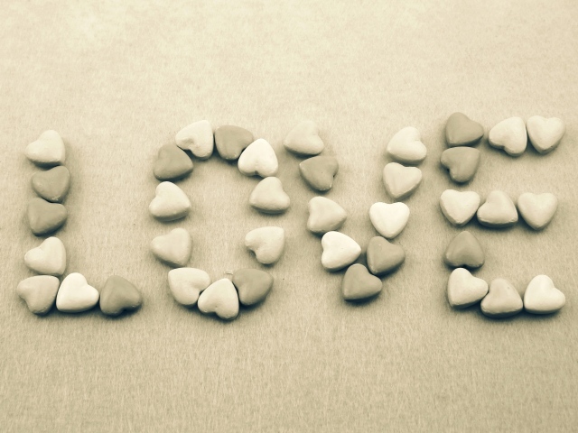 Надпись Любовь из камней в форме сердца