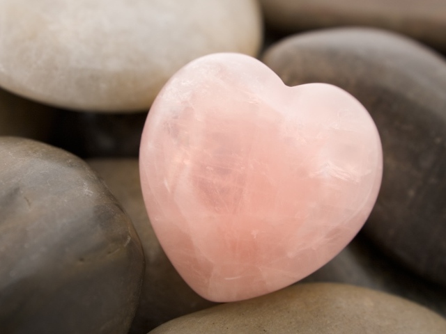 Розовый большой камень в форме сердца