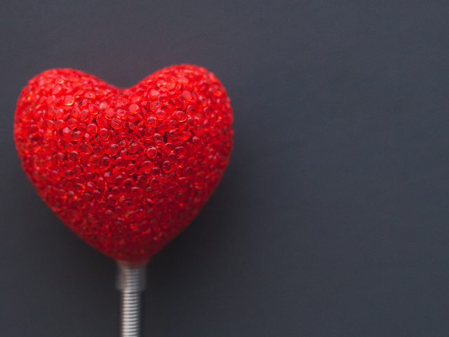 Красное сердечко на сером фоне