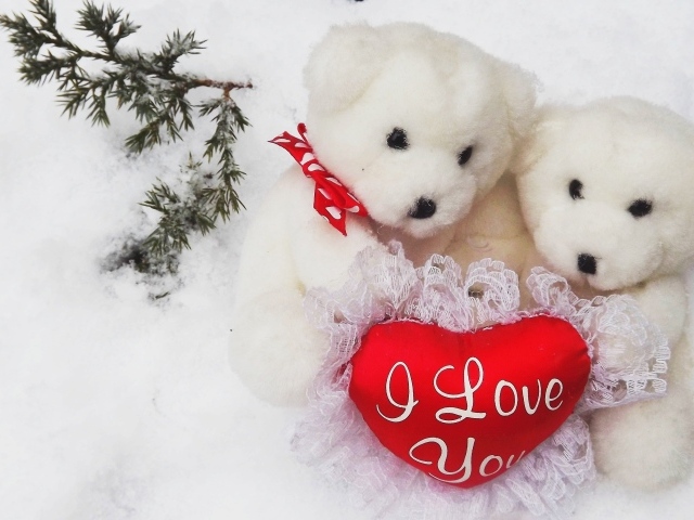 Два белых плюшевых медведя с сердечком