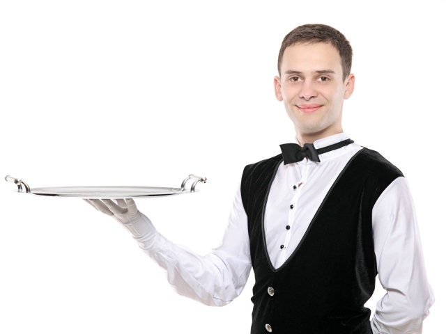 Мужчина официант с подносом в руках на белом фоне