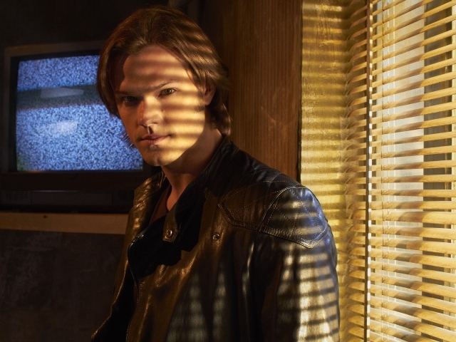 Актер Джаред Падалеки в черной кожаной куртке