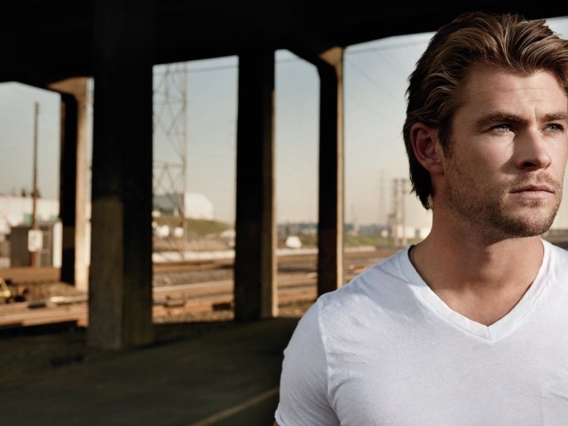 Красивый актер Крис Хемсворт в белой майке