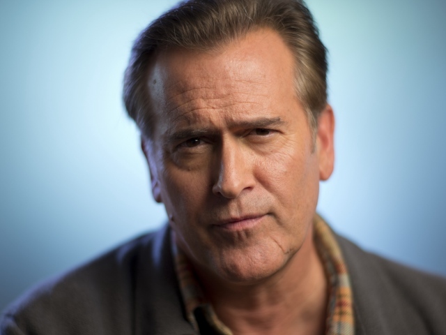 Кареглазый мужчина актер Брюс Кэмпбелл