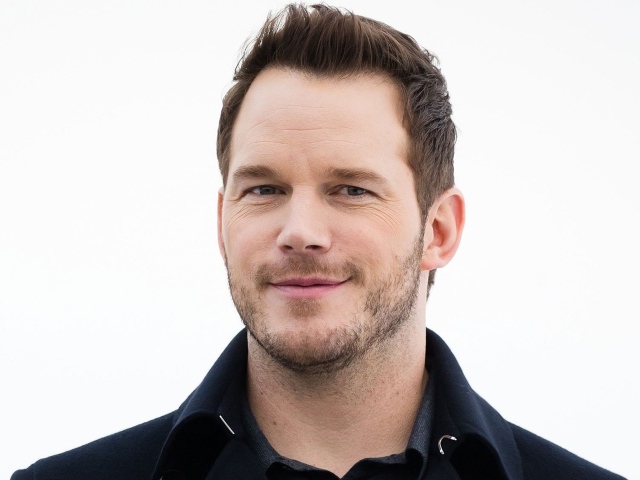 Красивый популярный актер Крис Прэтт на белом фоне