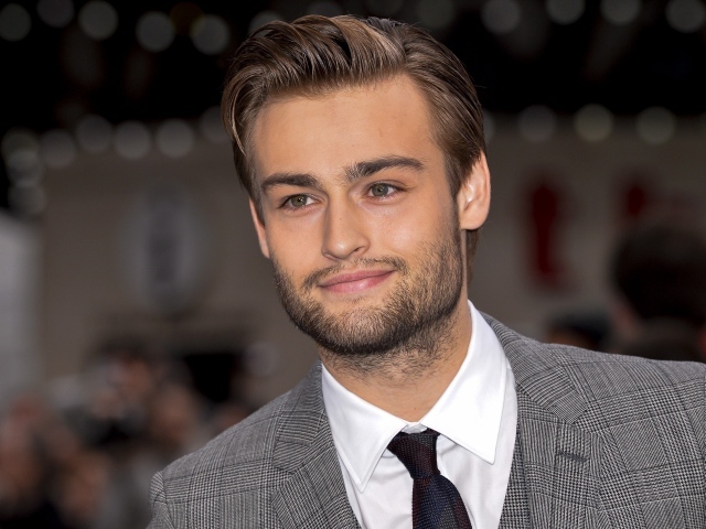 Красивый стильный актер Дуглас Бут в костюме