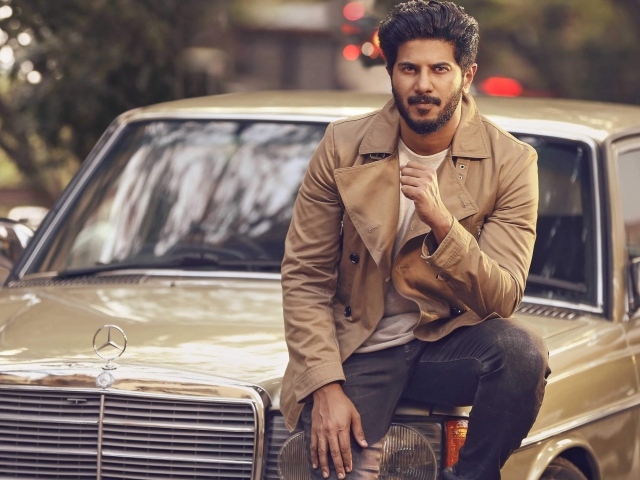 Индийский актер Дулкар Салман сидит на машине