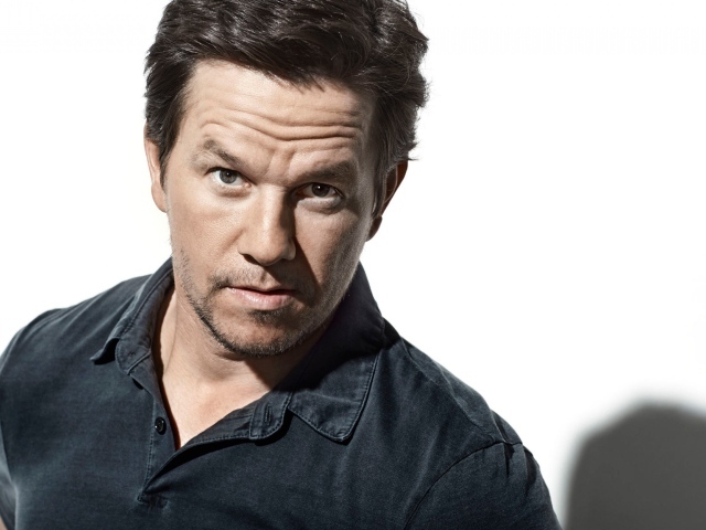 Популярный актер Марк Уолберг фото на белом фоне