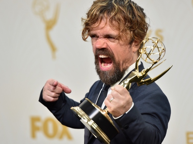 Популярный актер Питер Динклэйдж с наградой Эмми в руке