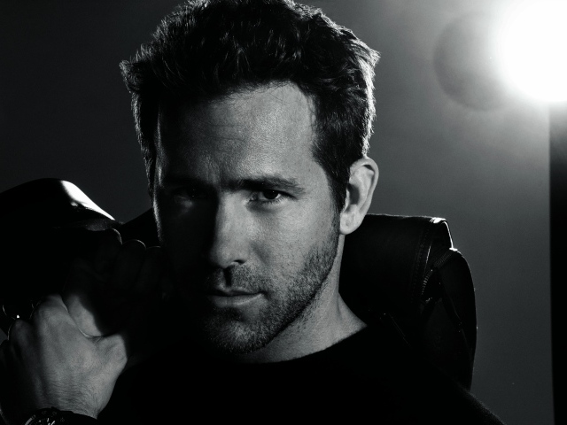 Популярный актер Райан Рейнольдс, черно-белое фото