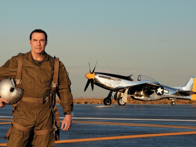 Популярный актер Джон Траволта на фоне самолета