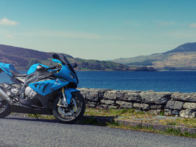 Голубой мотоцикл BMW S1000RR на фоне воды