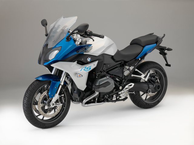 Быстрый мотоцикл BMW R1200RS 2015 года на сером фоне