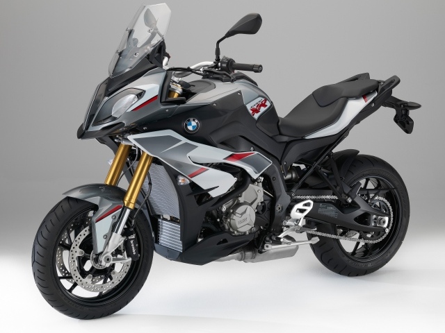 Серый мотоцикл BMW S1000 XR на сером фоне