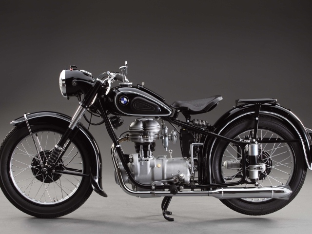 Мотоцикл BMW на сером фоне 