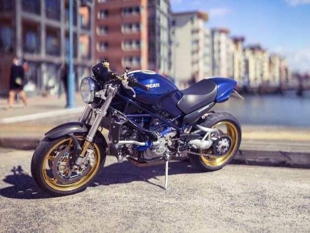 Синий мотоцикл Ducati в городе