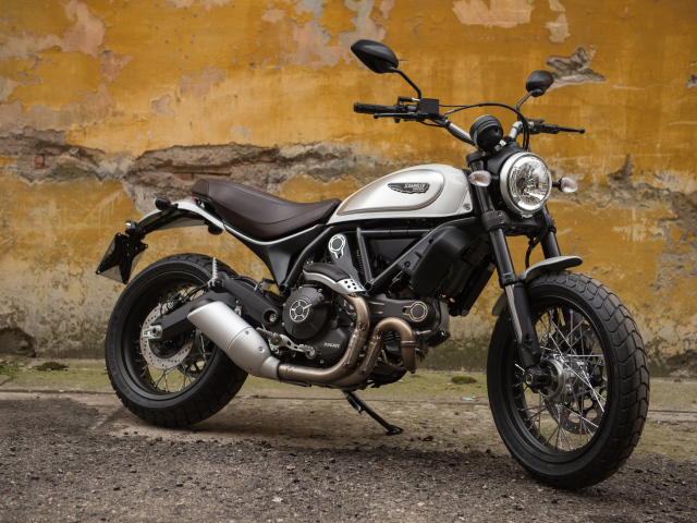 Быстрый мотоцикл Ducati Scrambler