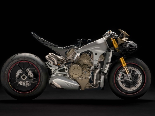 Мотоцикл Ducati Panigale V4, 2018 на черном фоне