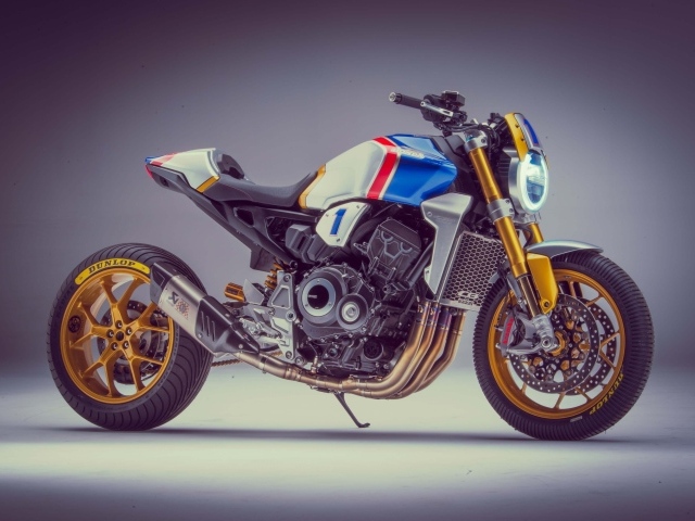 Мотоцикл Honda CB1000R 2018 года на сером фоне