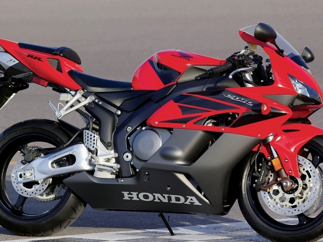 Красный мотоцикл Honda CBR1000RR