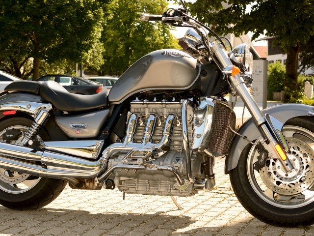 Красивый большой мотоцикл Triumph Rocket III