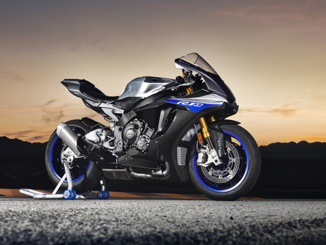 Мотоцикл Yamaha YZF-R1M, 2018 на фоне заката