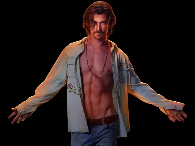 Актер Крис Хемсворт в фильме Ничего хорошего в отеле «Эль Рояль», 2018