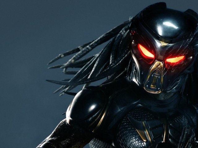 Грозный персонаж фильма Хищник, 2018 на сером фоне