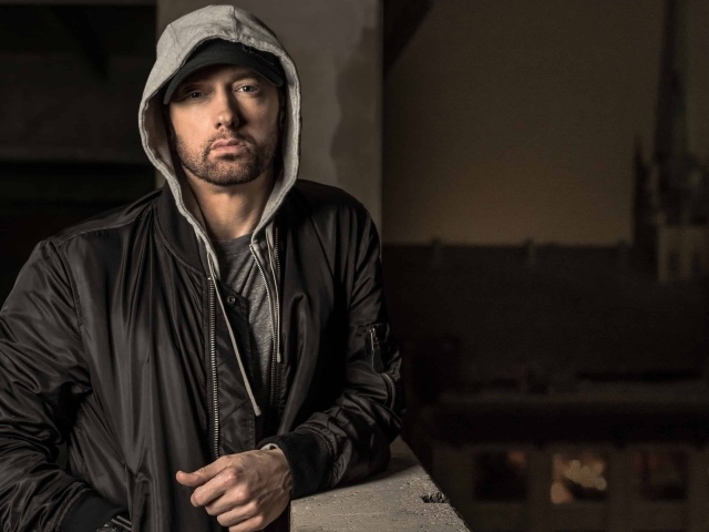 Американский рэпер Эминем в черной куртке