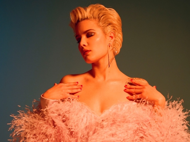 Американская певица Холзи в розовом наряде