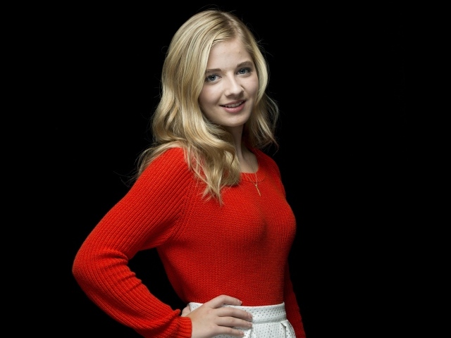 Американская певица Джеки Иванко на черном фоне