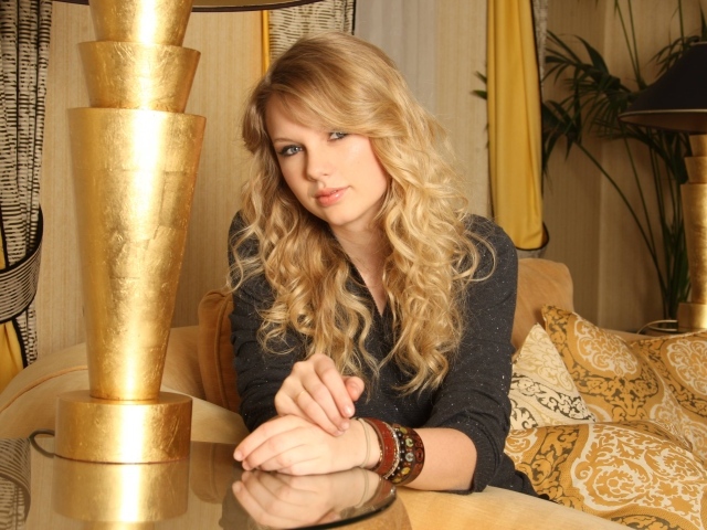 Красивая молодая певица Тейлор Свифт