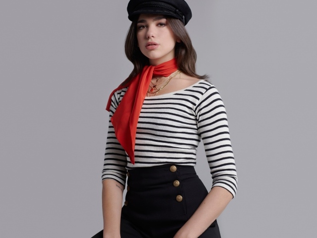 Британская певица Дуа Липа фото на сером фоне