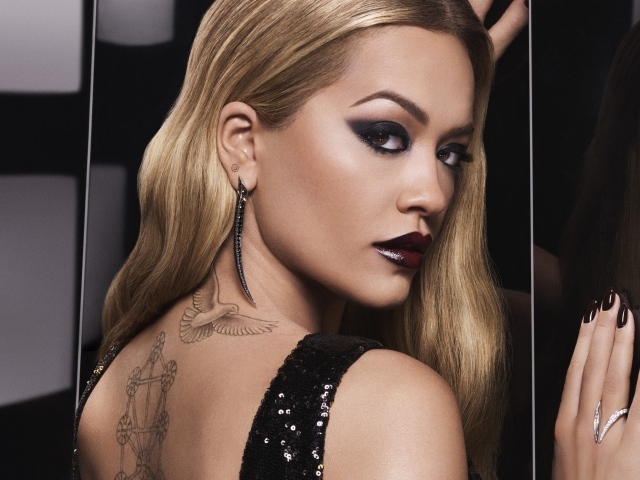 Британская певица Рита Ора с ярким макияжем