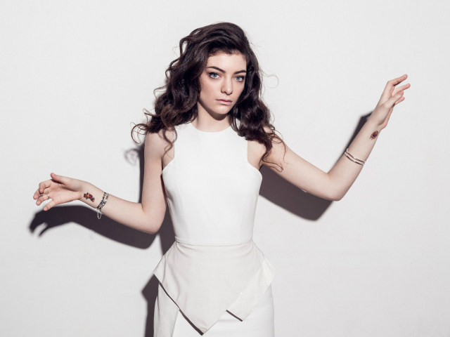 Новозеландская певица Лорд в белом платье